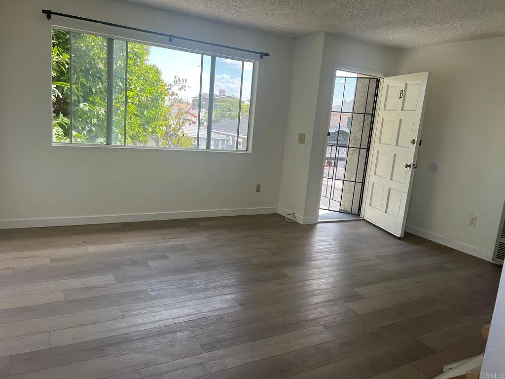 4438 Winona Ave — Photo 4