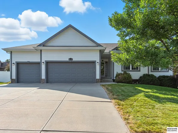 18732 Hoich Dr, Omaha, NE 68136