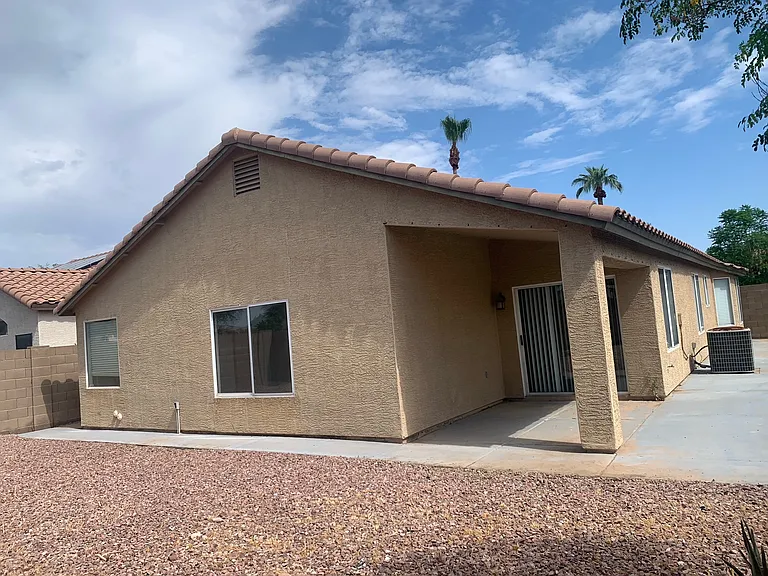 1413 W Kesler Ln — Photo 2