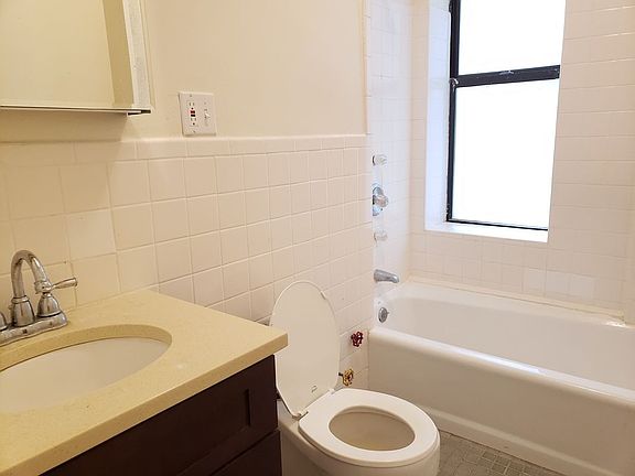 2nd image of 515 Cathedral Pkwy #5