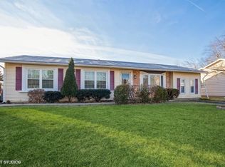 545 Lowestoft Ln, Elk Grove Village, IL 60007