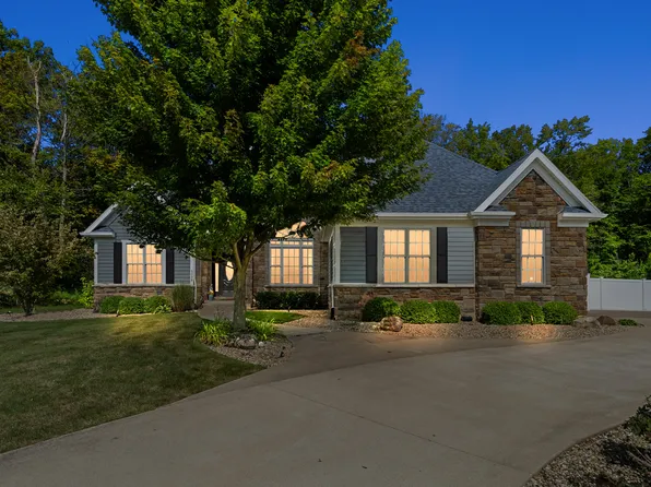 5038 S Dickinson Ct, Saint Joseph, MI 49085