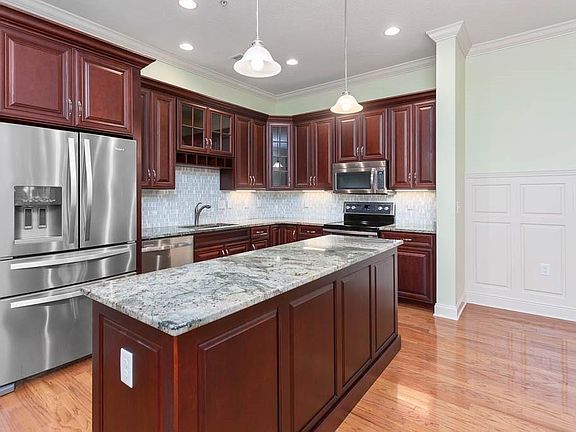 5th image of 2105 Grand View Dr