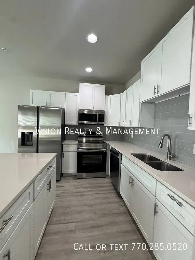 Beautiful 3 BD 2.5 BA Townhome MOVE in READY — Photo 1