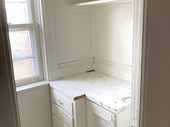 5th image of 332 Humboldt Ave