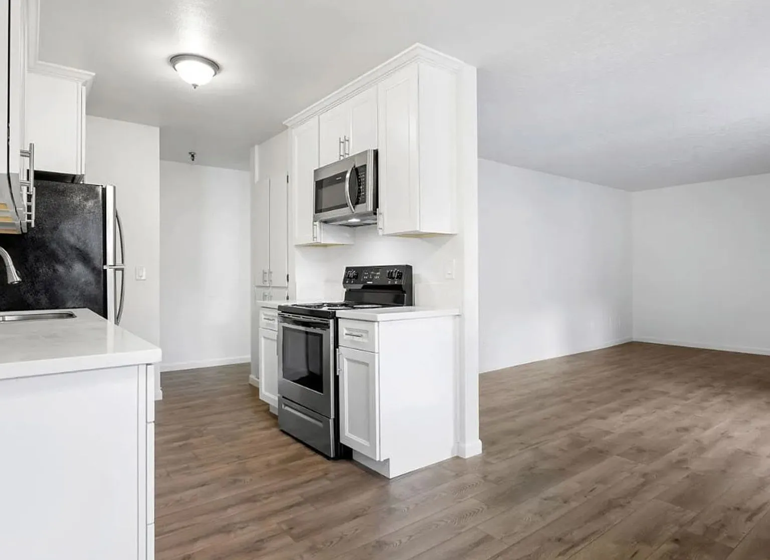 Sheri Hill Apartments - Raleigh Hills with Portland Conveniences — Photo 3