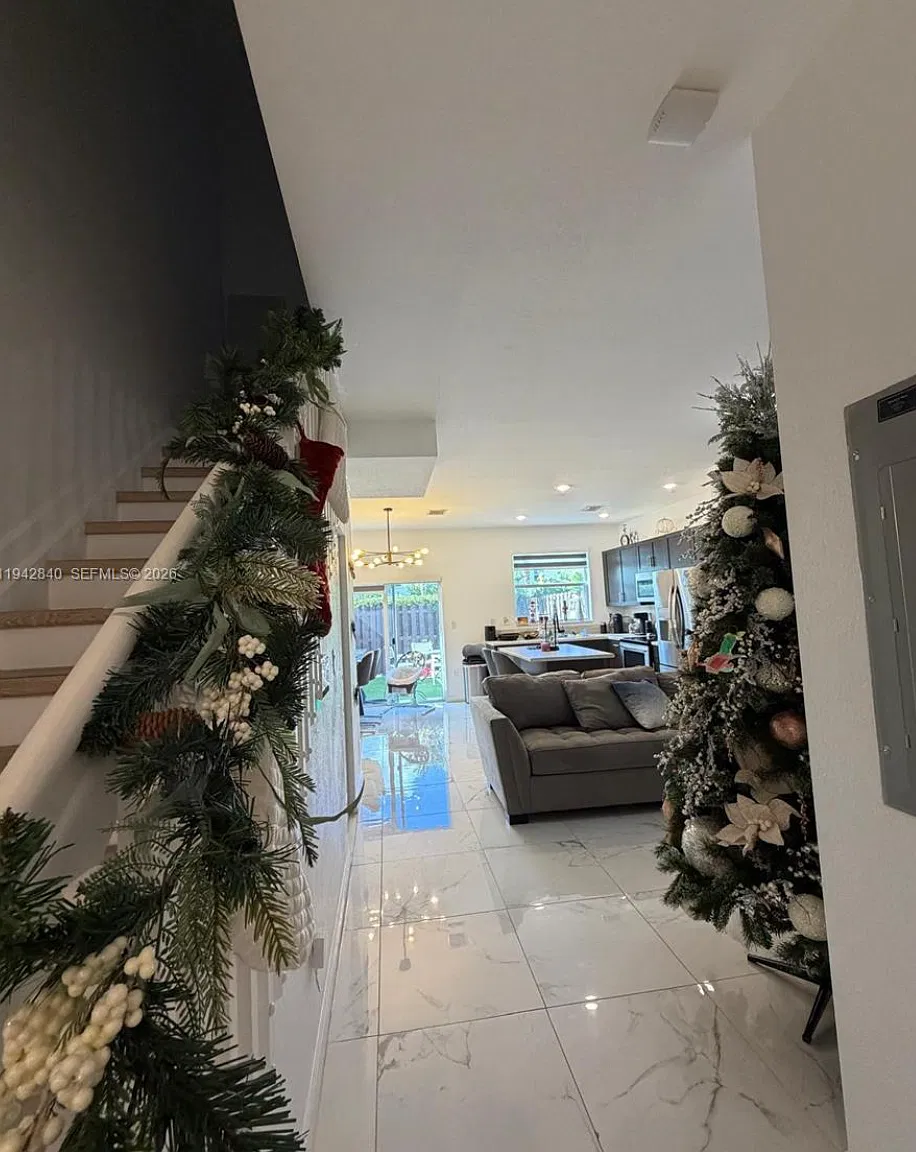 3 bed, 1328 sqft, $2,400 — Photo 1