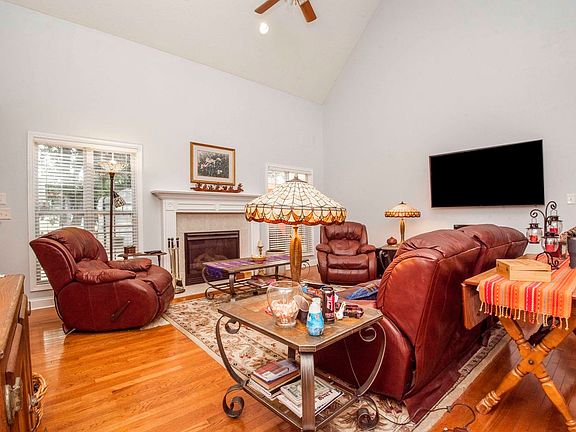 5th image of 961 Annatole Ln