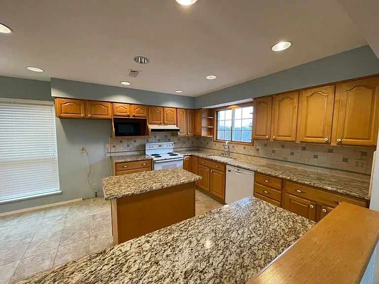 1905 Fox Hill Ct — Photo 3