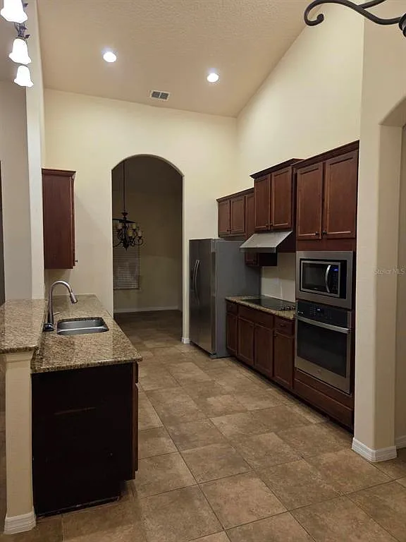 4 bed, 3.0 bath, 2076 sqft, $3,000 — Photo 3