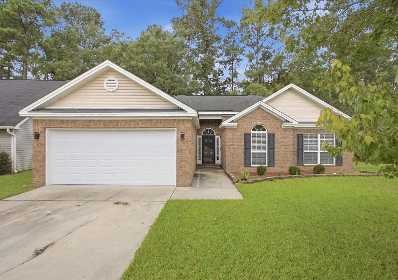 Spacious 3BR-2BA Pet-Friendly Home - Single-Story Living - Convenient Savannah Location — Photo 1