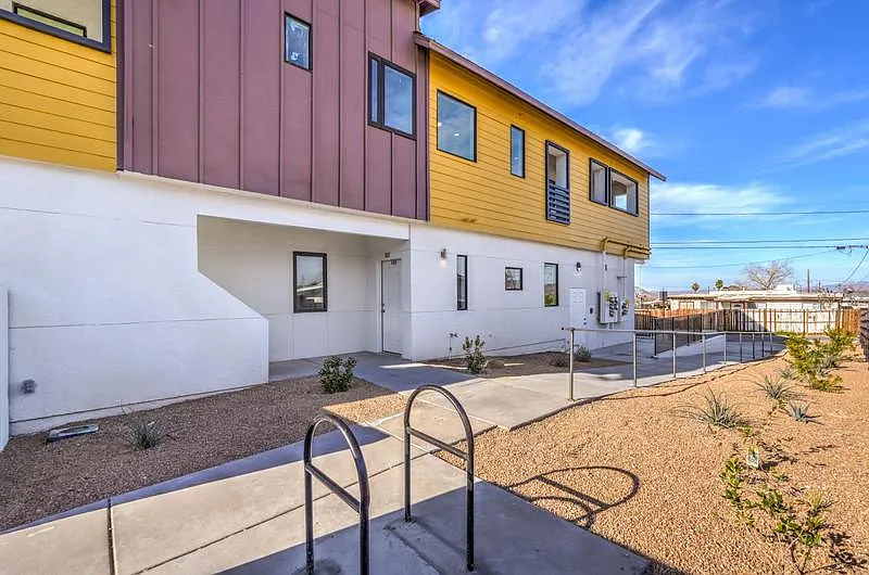1 bed, 800 sqft, $1,300 — Photo 2