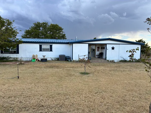 3951 Sunrise Ln, Levelland, TX 79336