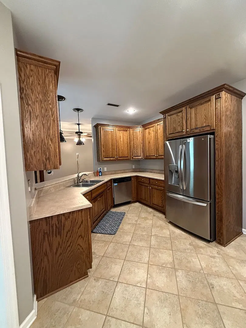 Available NOW- 806 Alberta Street — Photo 4