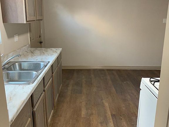 5th image of 10706 Moorpark St