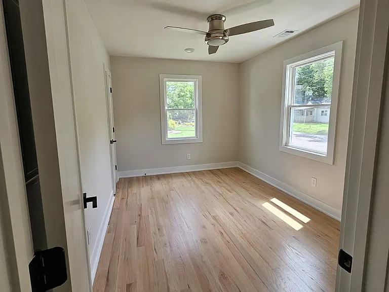 2818 Vaulx Ln — Photo 10
