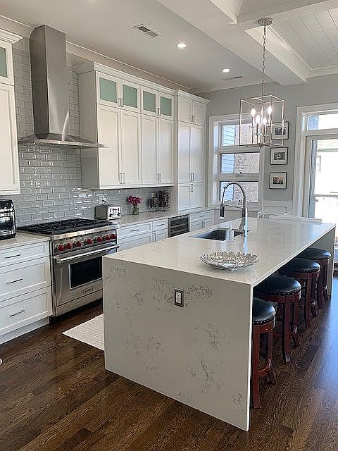 1st image of 2918 N Lakewood Ave #1