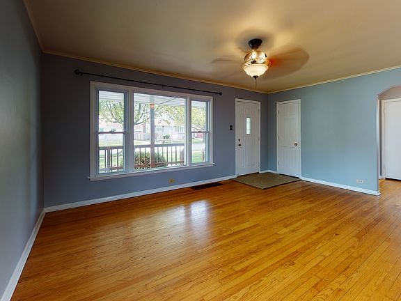 4th image of 9706 Natoma Ave