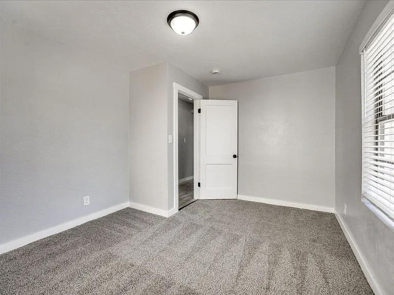 1209 NE 42nd St — Photo 15