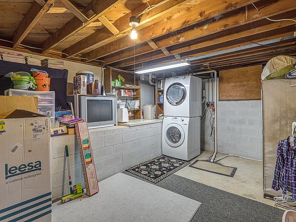 3rd image of 956 Jane Ave