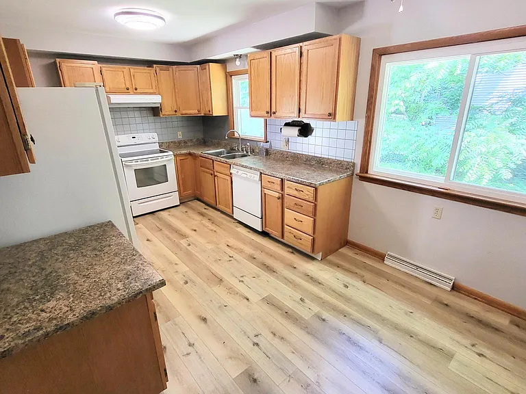 689 Deborah Dr — Photo 3