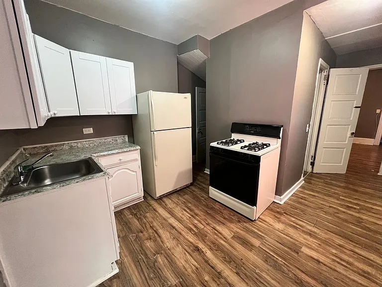 1119 E State St — Photo 8