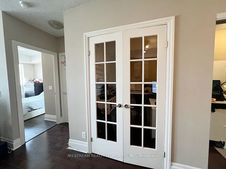 39 Upper Duke Cres #423 — Photo 9