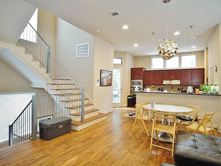 818 Lester St — Photo 8