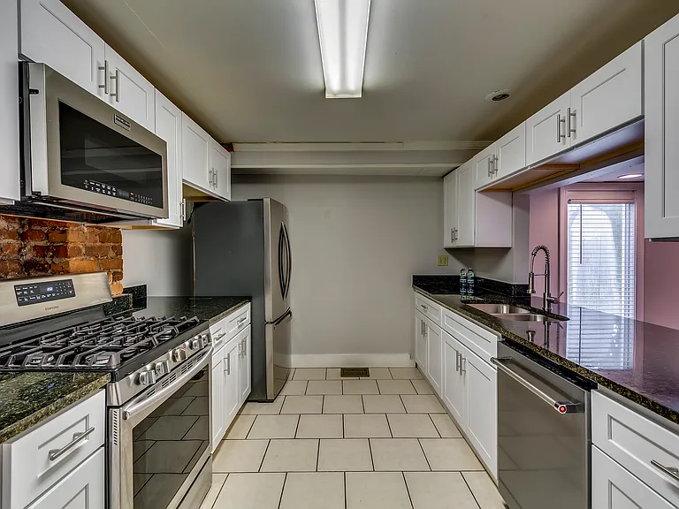 523 Boulevard SE #B — Photo 6