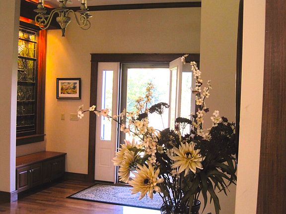 Foyer w/beautiful hardwoods!