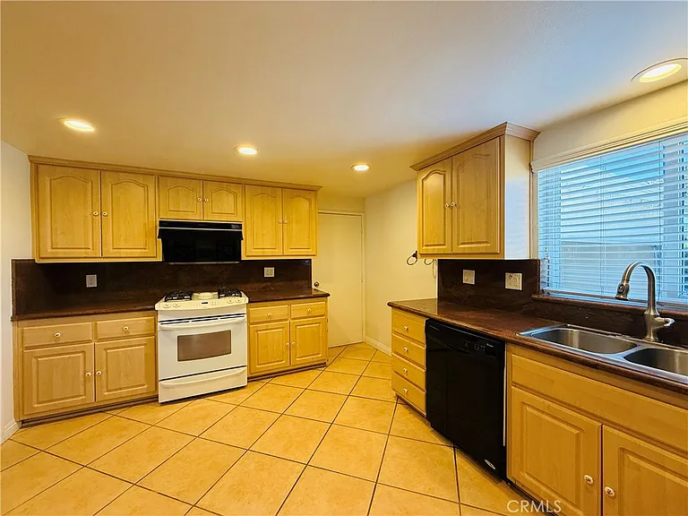 1525 W Houston Ave — Photo 4
