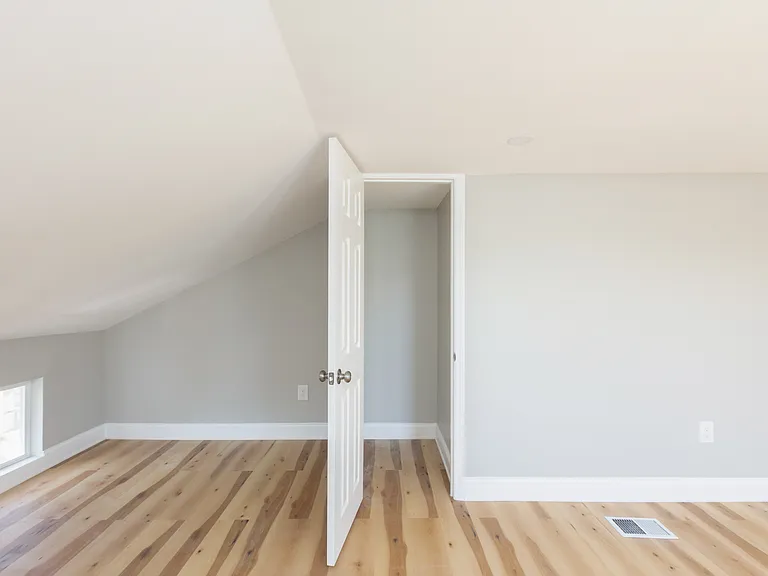 141 Hall St — Photo 17