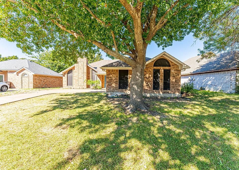1st image of 111 N Winding Oaks Dr
