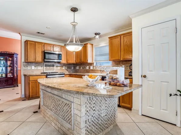 1805 Pecan View Dr, Garland, TX 75040