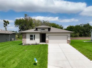 1637 Grayhawk Dr, Basehor, KS 66007