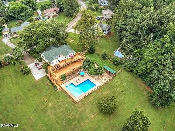 3rd image of 711 Greenwich Dr