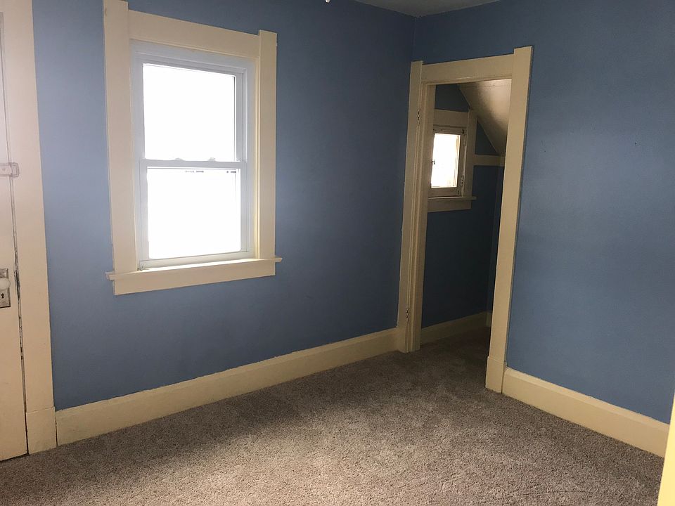 rear bedroom with airing dec