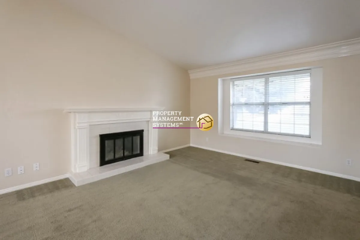 Building Photo - 1376 E Rainsborough Rd
