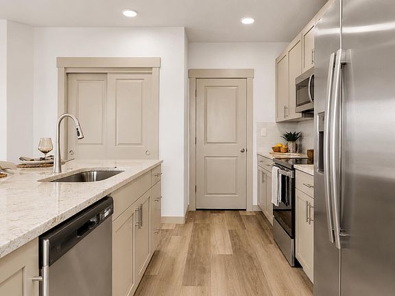 5th image of 4615 SW Salmon Ave