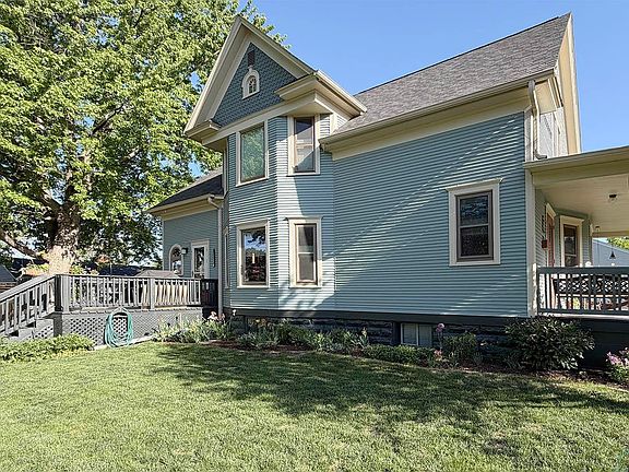 3rd image of 407 2nd Ave NE