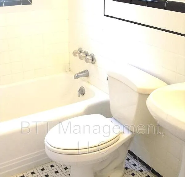 8401 Greenwood Ave #3 — Photo 16