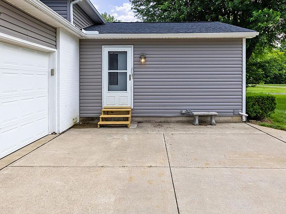 4th image of 56 Arbor Ln SW