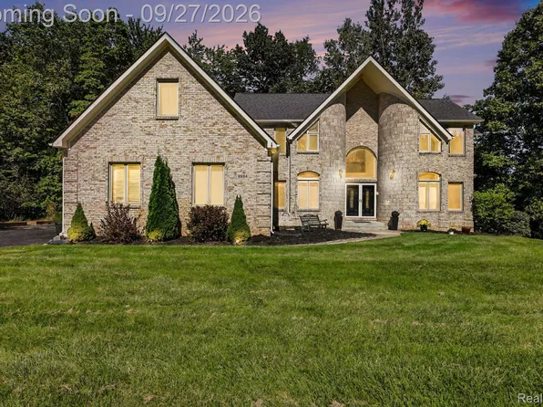 9984 Maple Valley Dr, Clarkston, MI 48348
