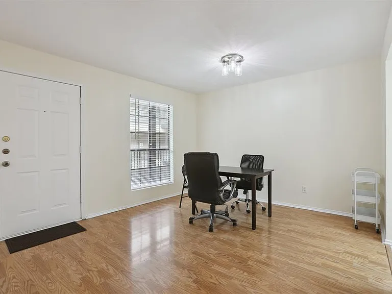 2401 Leon St #210 — Photo 12