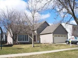 228 N Walnut Ln, Schaumburg, IL 60194