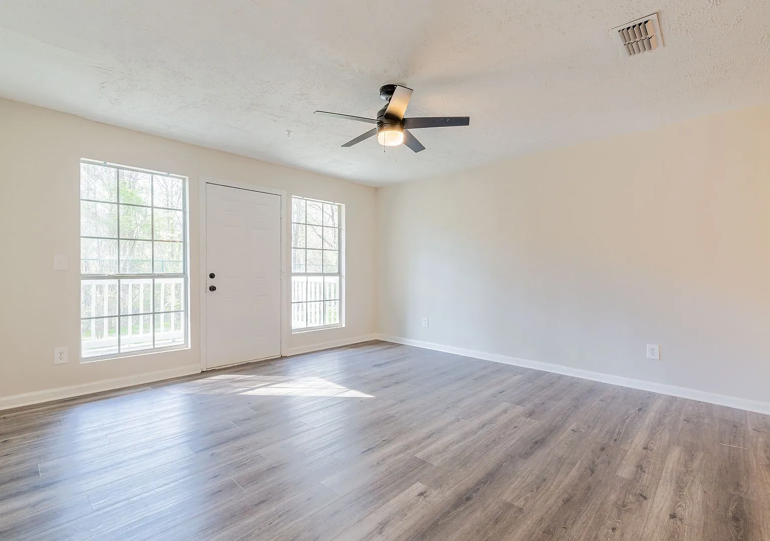 Spacious 3 Bed, 2 Bath Condo in Decatur - Easy I-20 Access! Available October 10th! — Photo 2