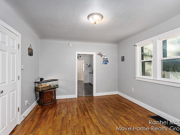 5th image of 368 Hogadone Ave SW