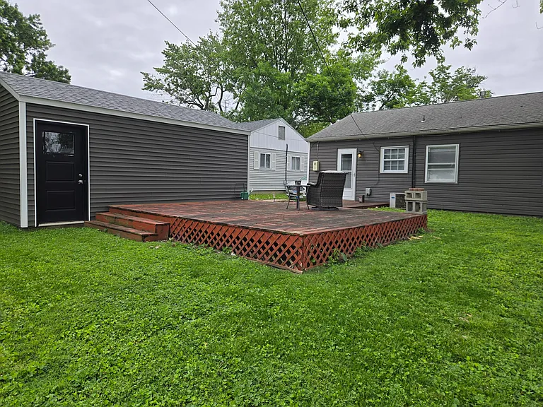 1819 Highland Dr N — Photo 3