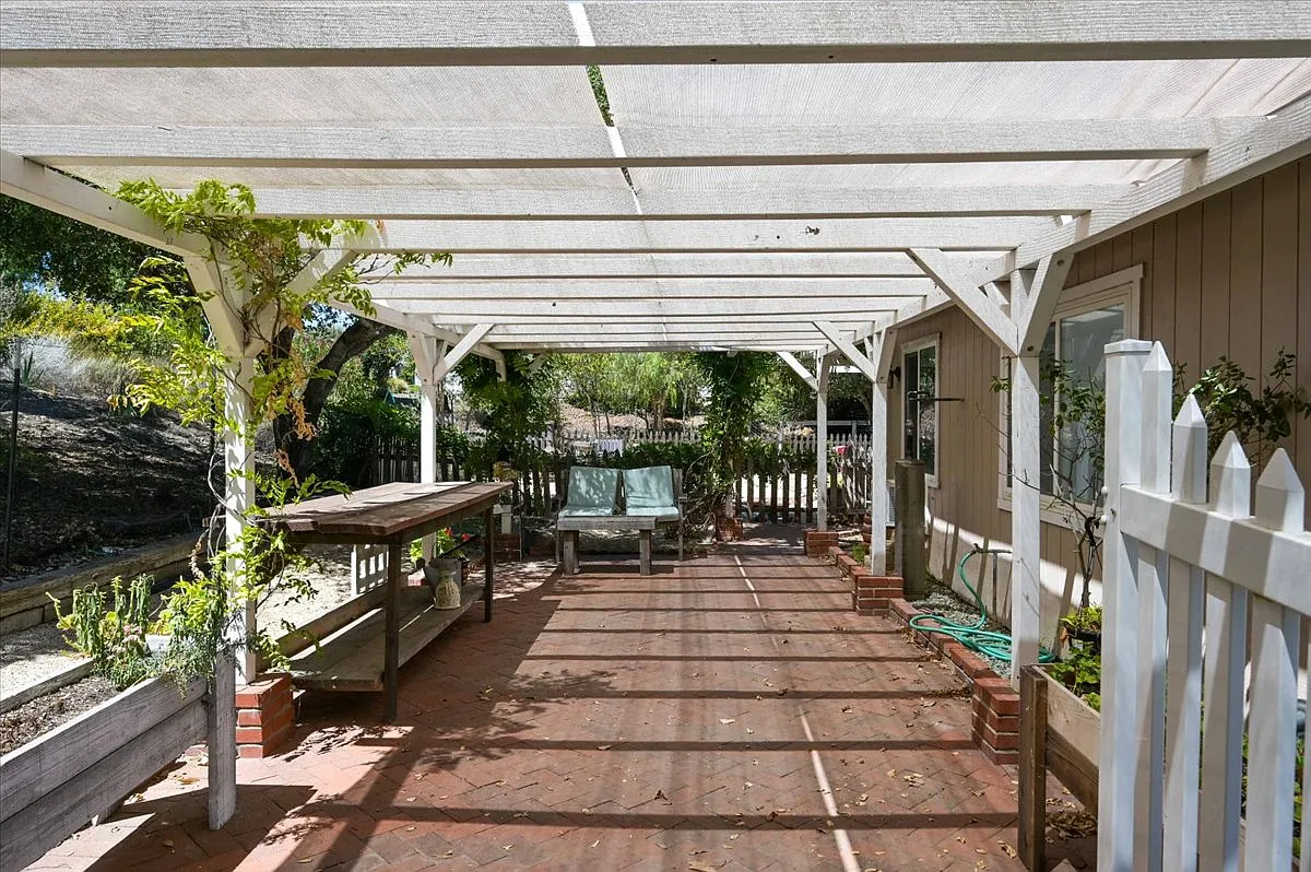 3 bed, 2.5 bath, 2100 sqft, $5,895 — Photo 3