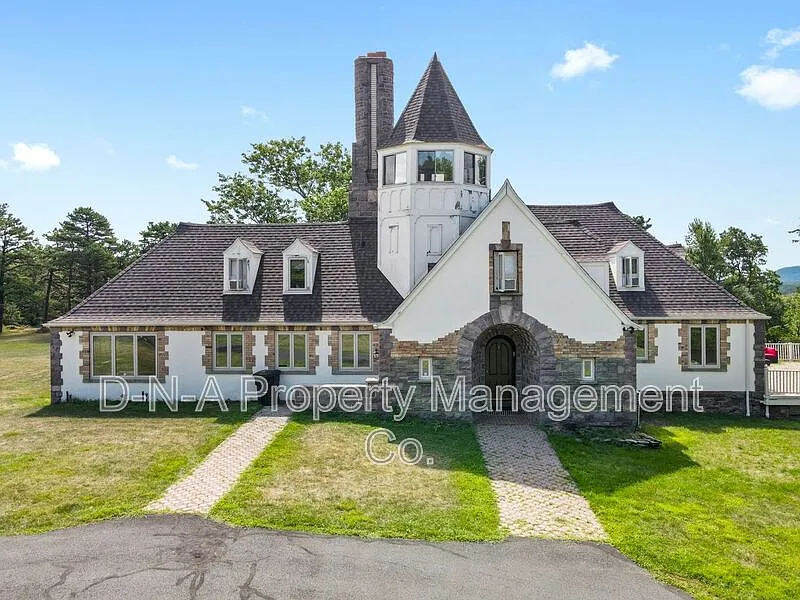 7 bed, 6.0 bath, 6331 sqft, $8,000 — Photo 3